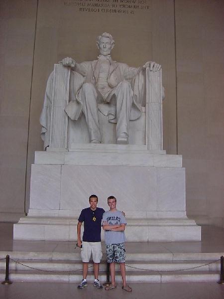 Boys-LincolnMem.jpg (28496 bytes)