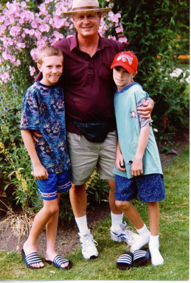 Dad and Boys.JPG (151752 bytes)