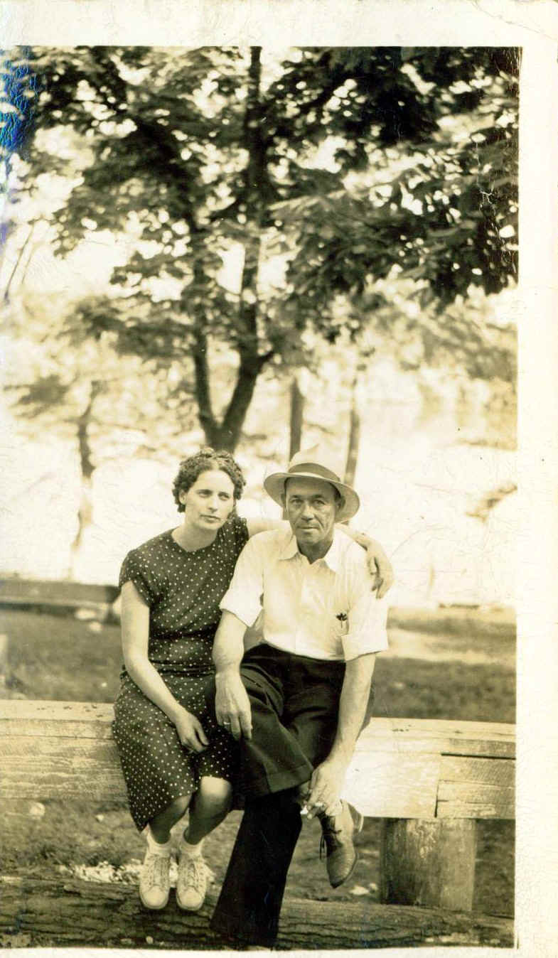 Helen and LW Riley.JPG (272229 bytes)