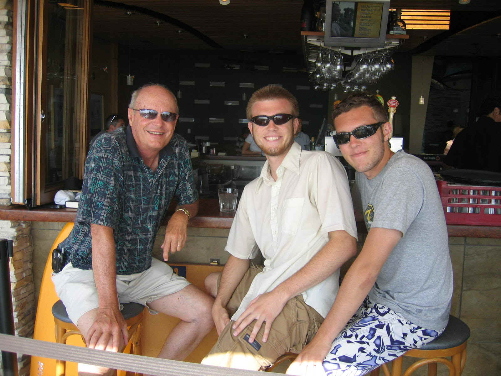 Rileys at Bar.jpg (362126 bytes)