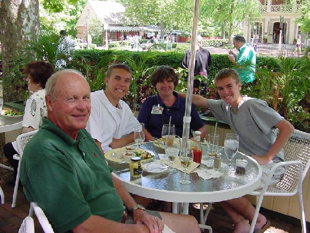 lunch.jpg (83110 bytes)